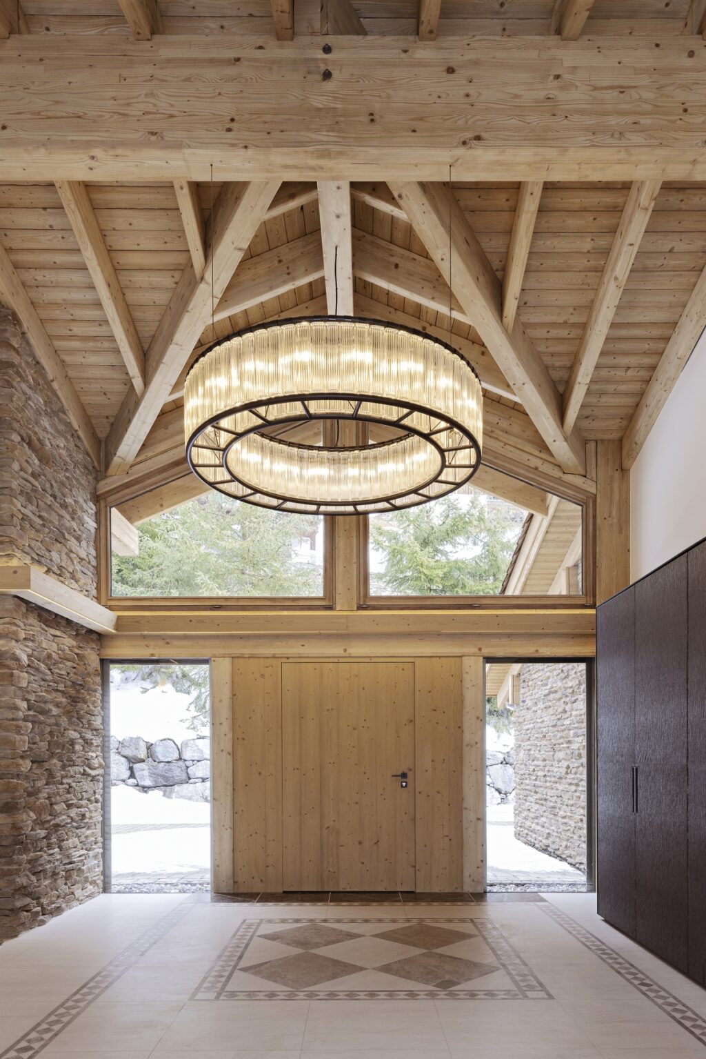 Chalet D una estructura de madera, piedra y metal para un minimalismo orgánico. arquitectura y diseño de monovolúmenes