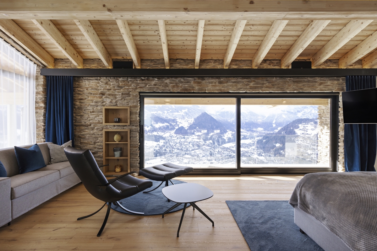 Una fuga di relax nelle Alpi austriache in una struttura di legno, pietra e metallo per un minimalismo organico
