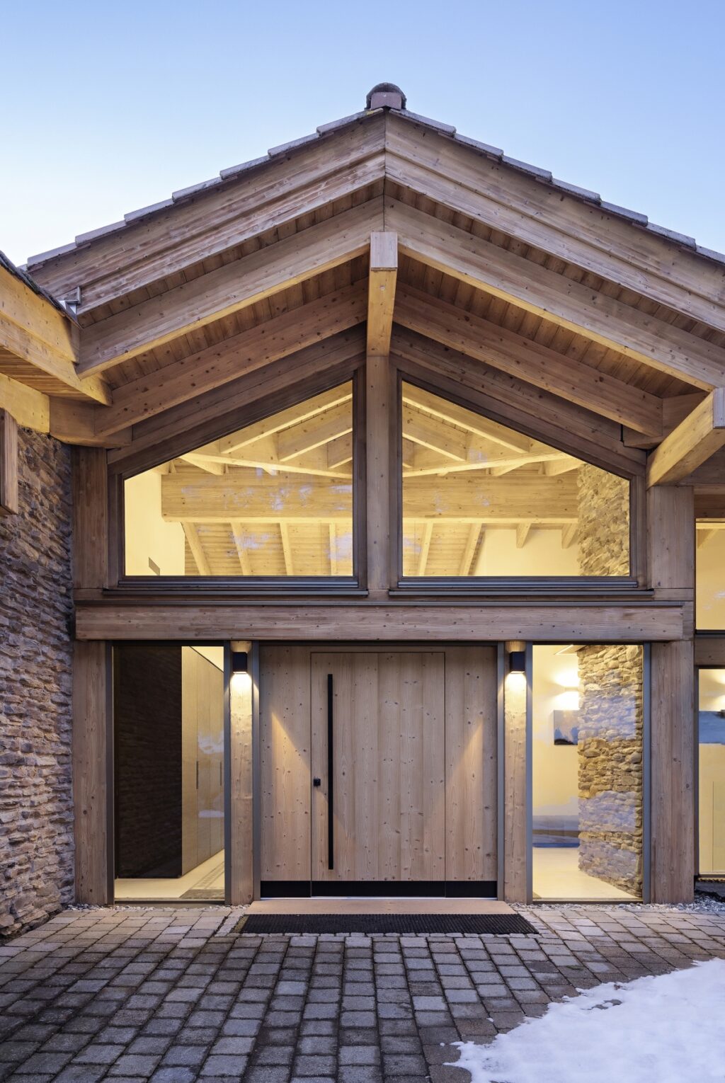 Chalet D uma estrutura de madeira, pedra e metal para um minimalismo orgânico. arquitetura e design de minivan