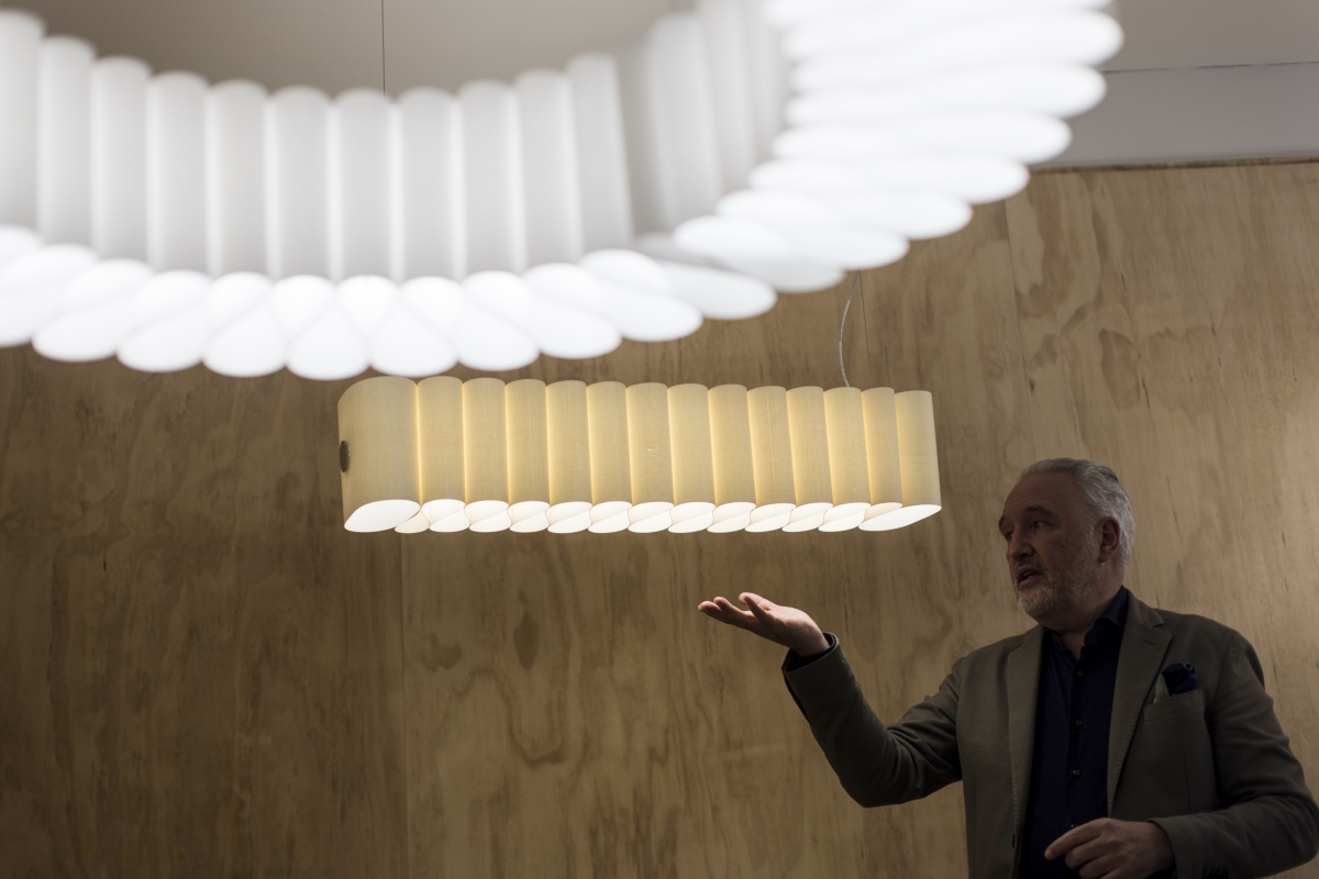 PLI di Foscarini: la luce che danza tra pieghe e onde e si trasforma in struttura portante