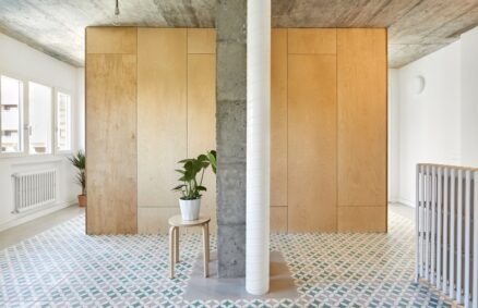 Freiräume und kontrastierende Materialien für die Renovierung einer Wohnung in Madrid