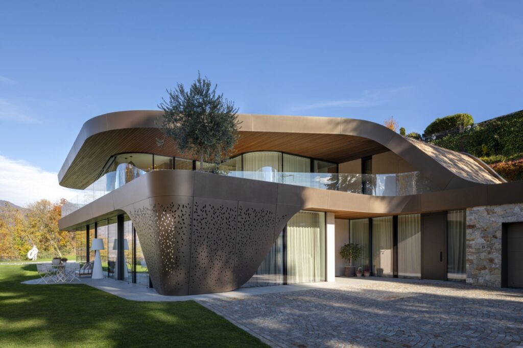 Villa EBは、ボルツァーノにあるエレガントなオーガニックレジデンスです。 ミニバンのアーキテクチャとデザイン