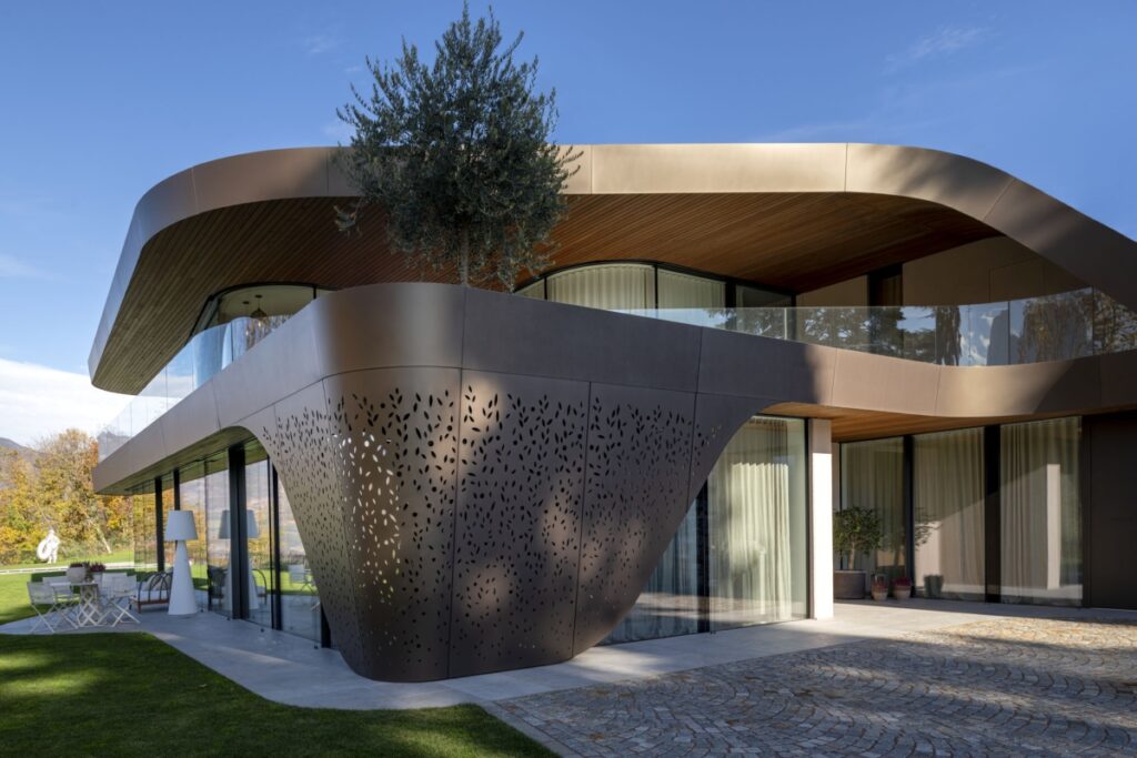 Villa EBは、ボルツァーノにあるエレガントなオーガニックレジデンスです。 ミニバンのアーキテクチャとデザイン