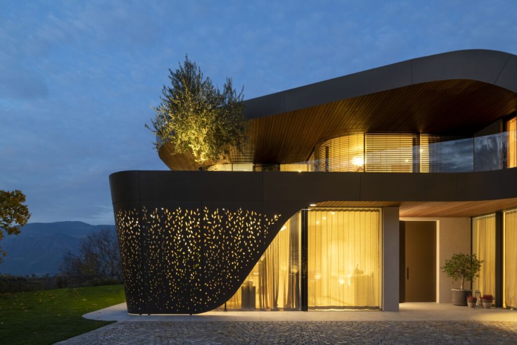 Το Villa EB είναι μια κομψή βιολογική κατοικία στο Bolzano. αρχιτεκτονική και σχεδιασμός μίνι βαν