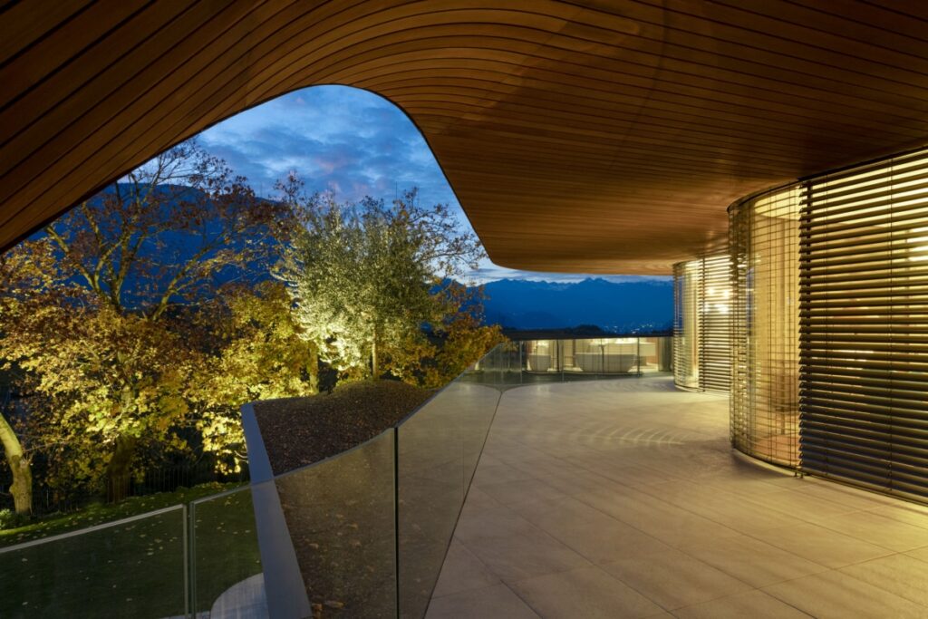 „Villa EB“ yra elegantiška ekologiška rezidencija Bolzano mieste. mikroautobusų architektūra ir dizainas
