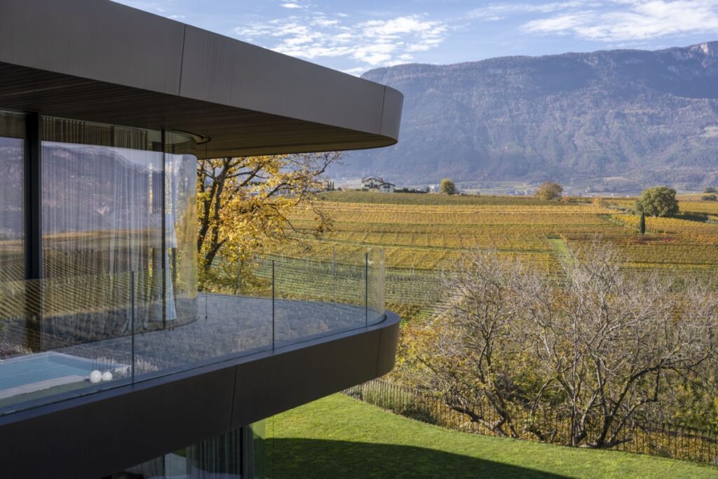 Villa EB ialah kediaman organik yang elegan di Bolzano. seni bina dan reka bentuk minivan