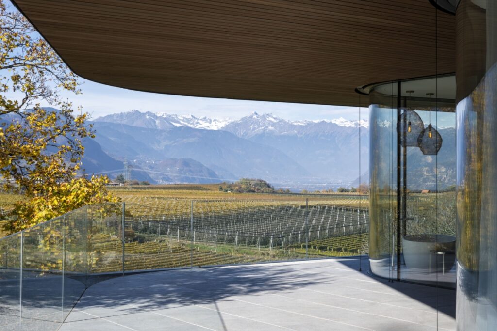 Villa EB est une élégante résidence organique à Bolzano. architecture et design de mini-fourgonnette