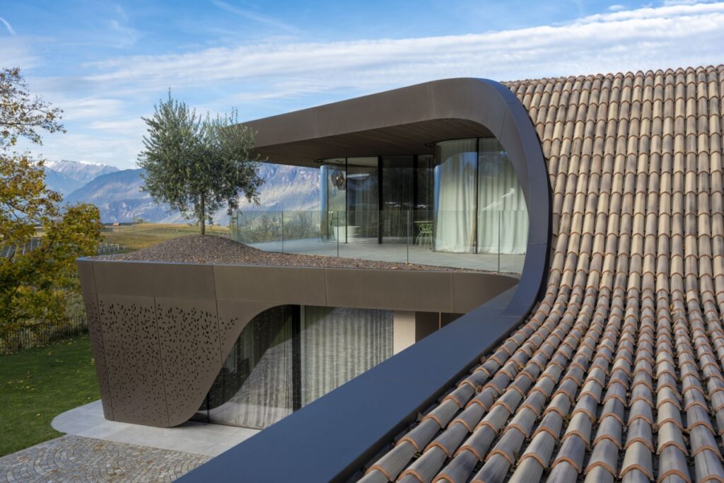 Villa EB se yon elegant rezidans òganik nan Bolzano. achitekti minivan ak konsepsyon
