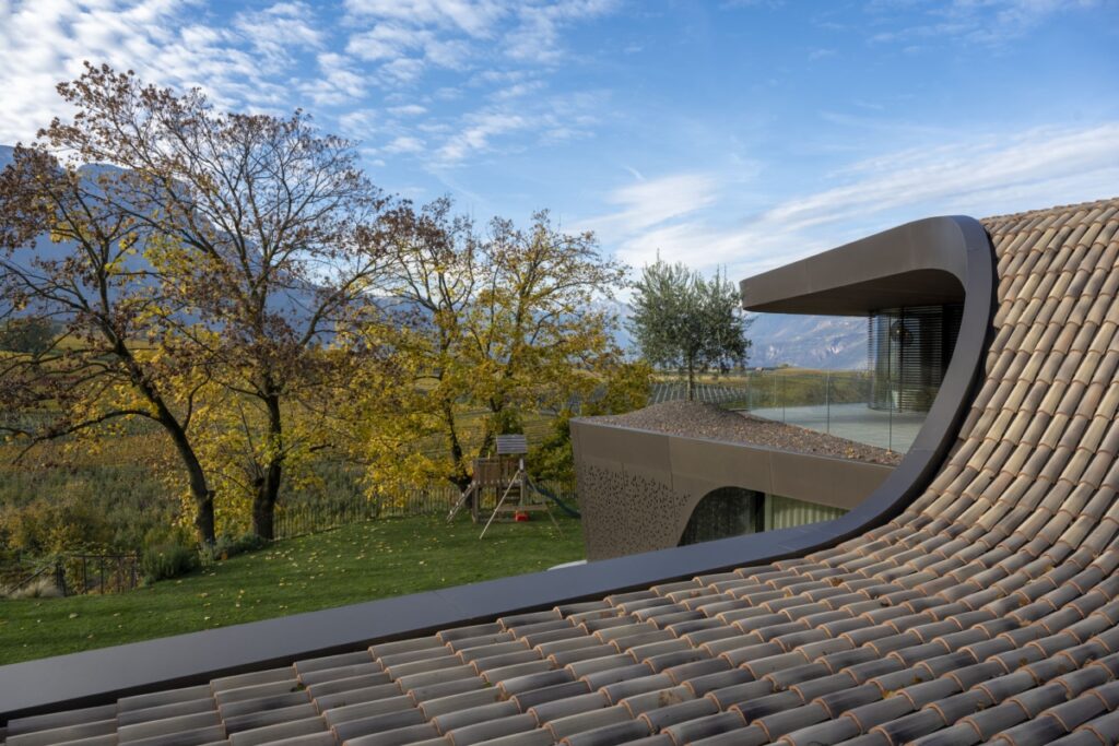 A Villa EB é uma elegante residência orgânica em Bolzano. arquitetura e design de minivan