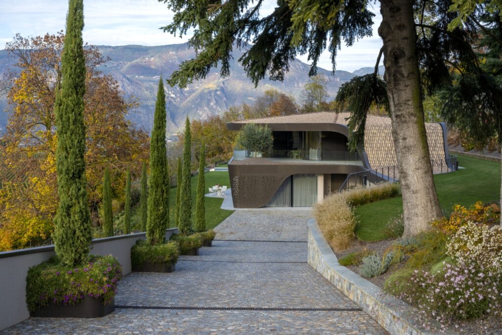 Το Villa EB είναι μια κομψή βιολογική κατοικία στο Bolzano. αρχιτεκτονική και σχεδιασμός μίνι βαν