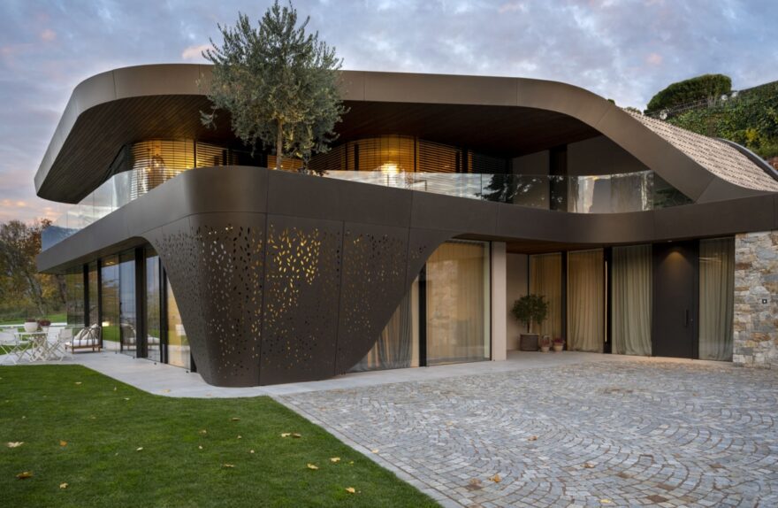Villa EB es una elegante residencia orgánica en Bolzano. arquitectura y diseño de monovolúmenes