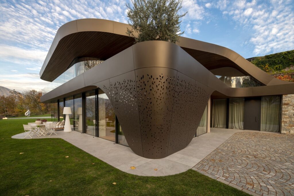 „Villa EB“ yra elegantiška ekologiška rezidencija Bolzano mieste. mikroautobusų architektūra ir dizainas
