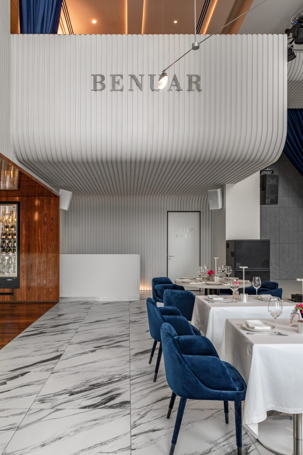Restoran BENUAR menampilkan keanggunan Art Deco dengan sentuhan Pop Art yang gemerlap
