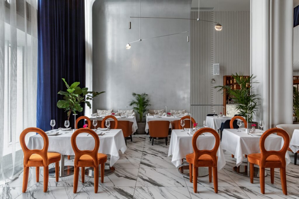 Restoran BENUAR menampilkan keanggunan Art Deco dengan sentuhan Pop Art yang gemerlap