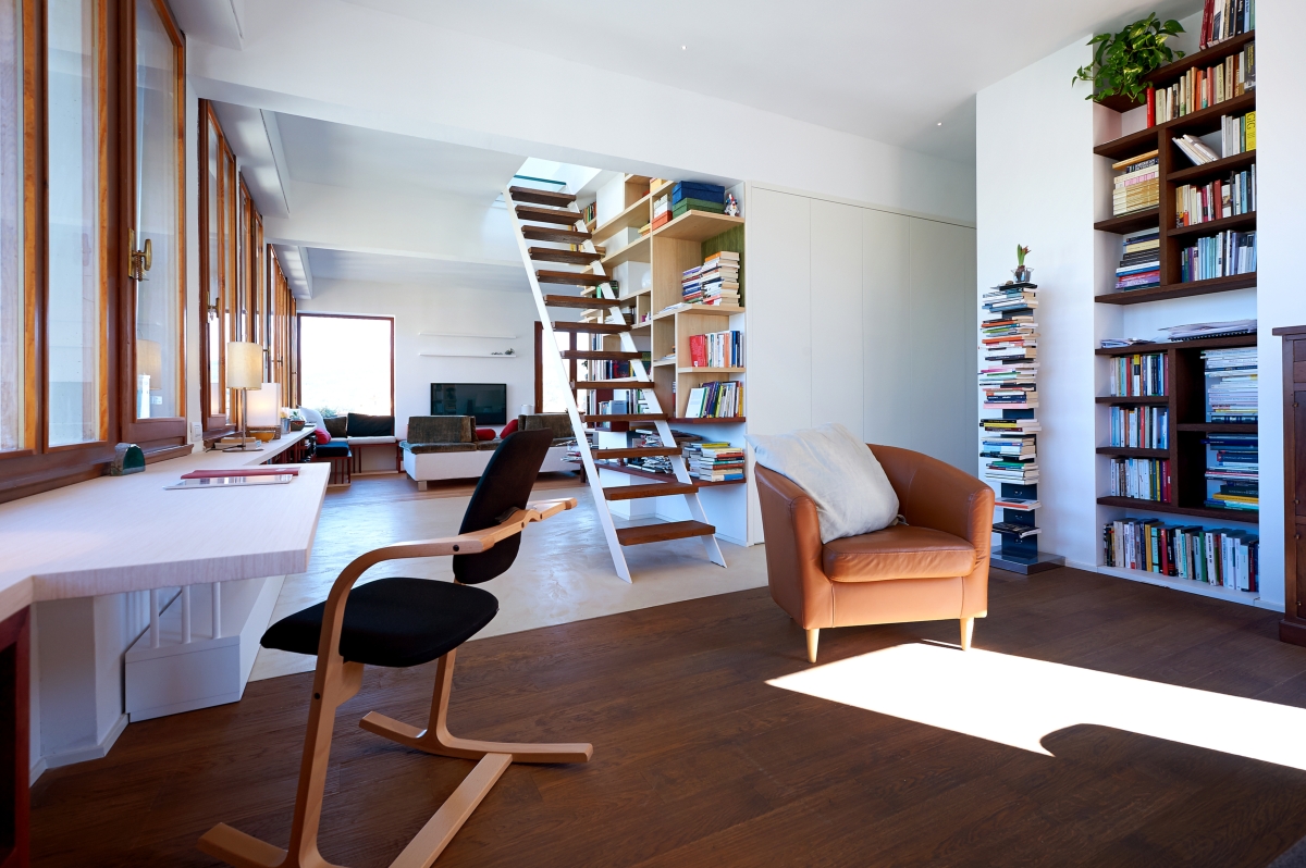 El lujo y el diseño de interiores se encuentran en un elegante ático de ...