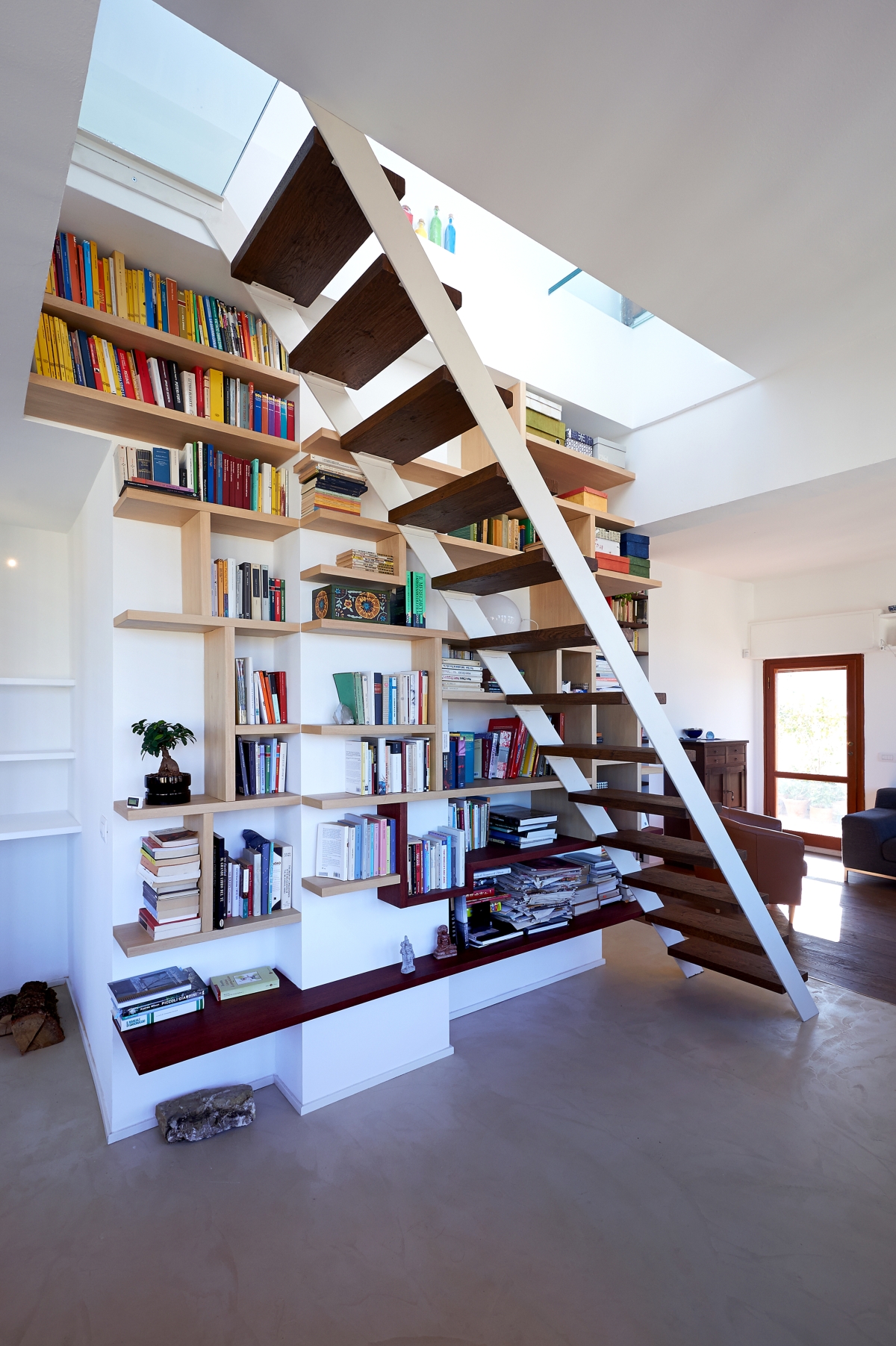 El lujo y el diseño de interiores se encuentran en un elegante ático de ...