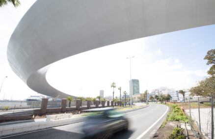 Die Fußgängerbrücke Onda Atlantica ist ein Symbol für Leichtigkeit und urbane Innovation. Onda-Architektur. Checa-Architektur