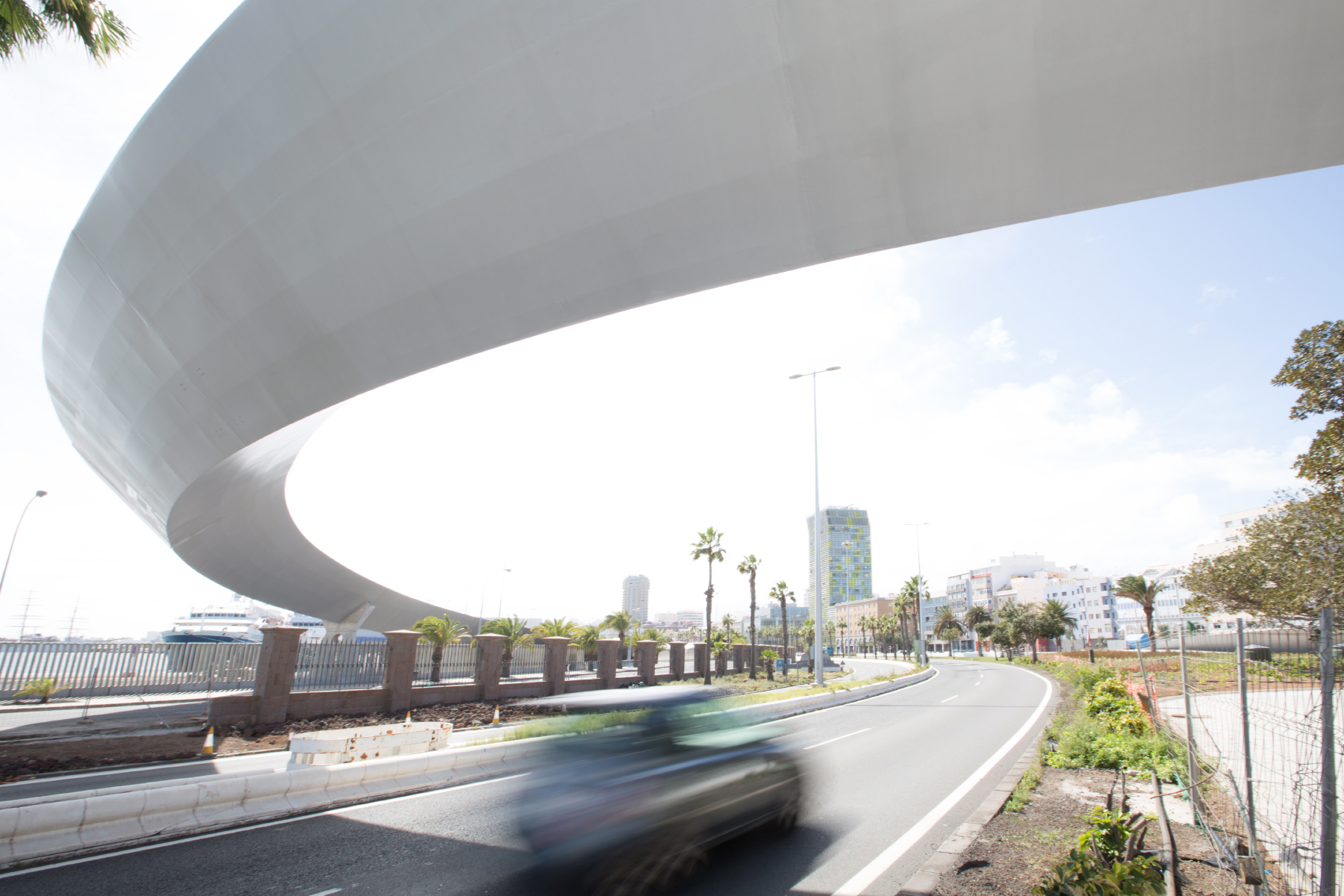 Il Ponte Pedonale Onda Atlántica: Un’Icona di Leggerezza e Innovazione Urbana