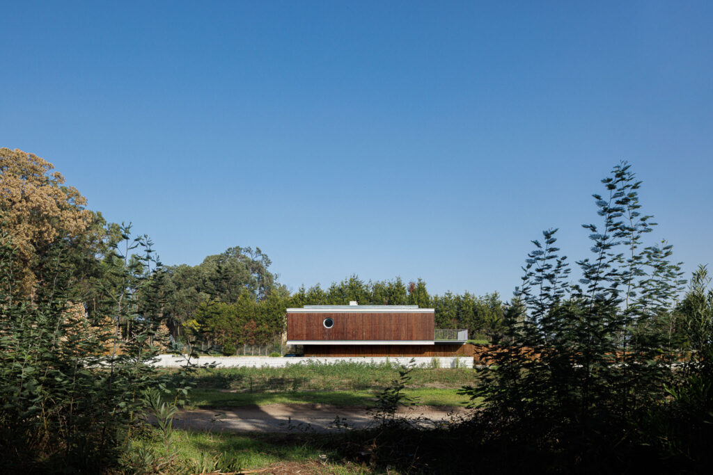 Εξοχική κατοικία με πανοραμική θέα στις εκβολές του Aveiro και στο δάσος. Αρχιτέκτονες NU MA