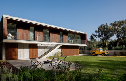 Ein Ferienhaus mit Panoramablick auf die Aveiro-Mündung und den Wald. NU MA Architekten