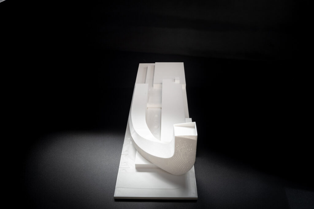 Eine pixelige weiße Welle der ikonische Hauptsitz der Durst Group AG. MPV-Design. D-Modell
