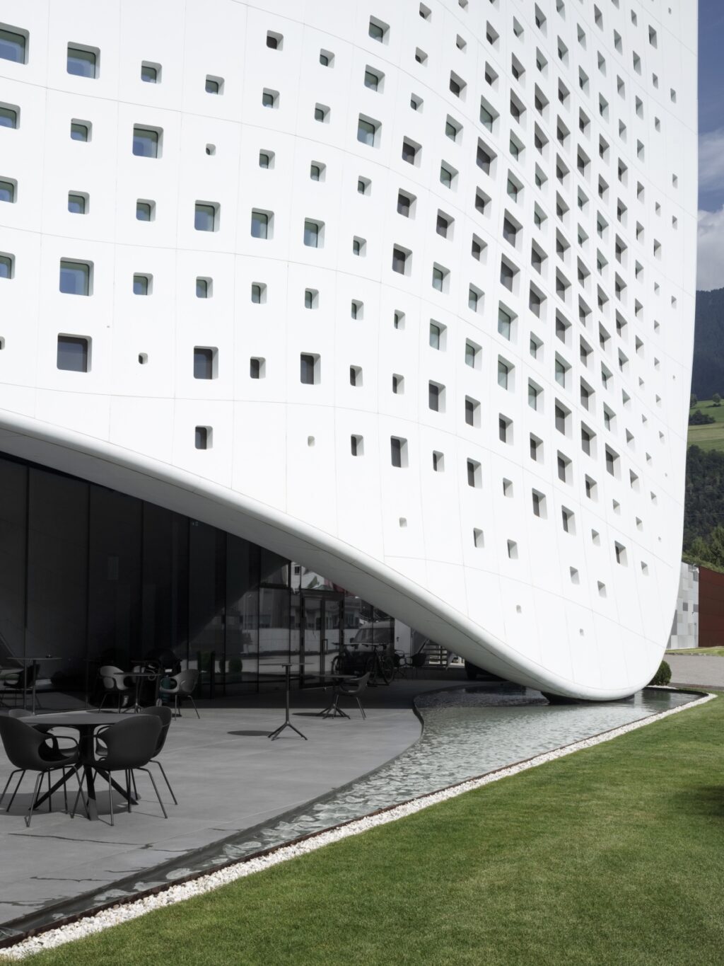 Gelombang putih berpiksel ibu pejabat ikonik Durst Group AG. Reka bentuk MPV. ph Taman Luca