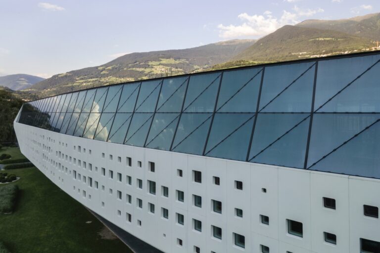 Un'onda bianca pixelata: la sede iconica della Durst Group AG tra ...
