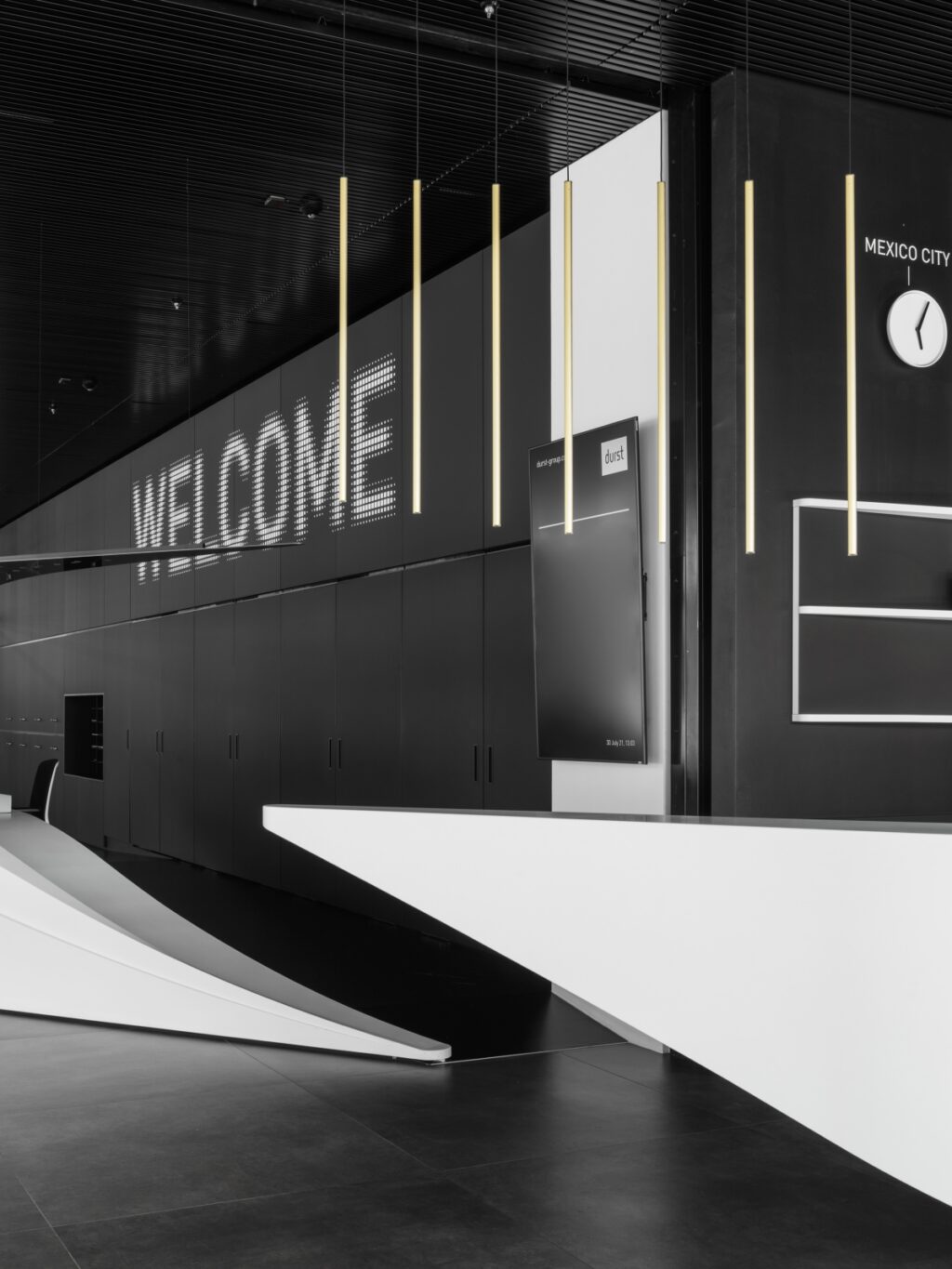 Пикселизиран бел бран го бранува иконското седиште на Durst Group AG. MPV дизајн. ph Лука Гарденс