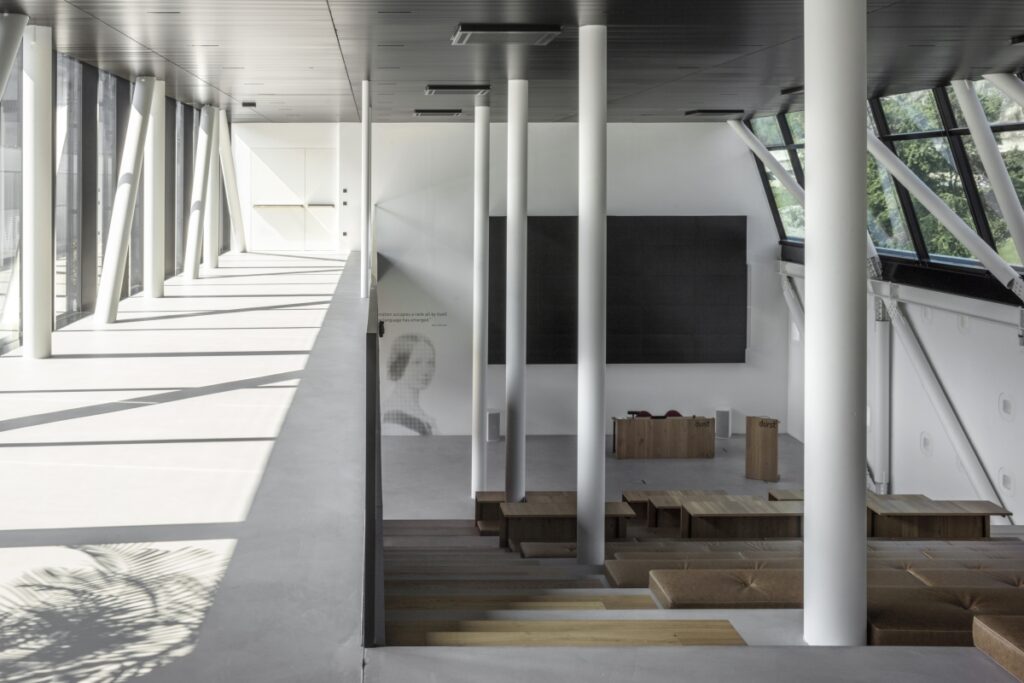 Unonda bianca pixelata la sede iconica della Durst Group AG. Design monovolume. ph Luca Giardini