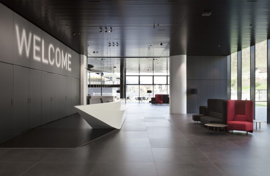 Pikselių balta banga ikoniškoje Durst Group AG būstinėje. MPV dizainas. ph Paolo Riolzi