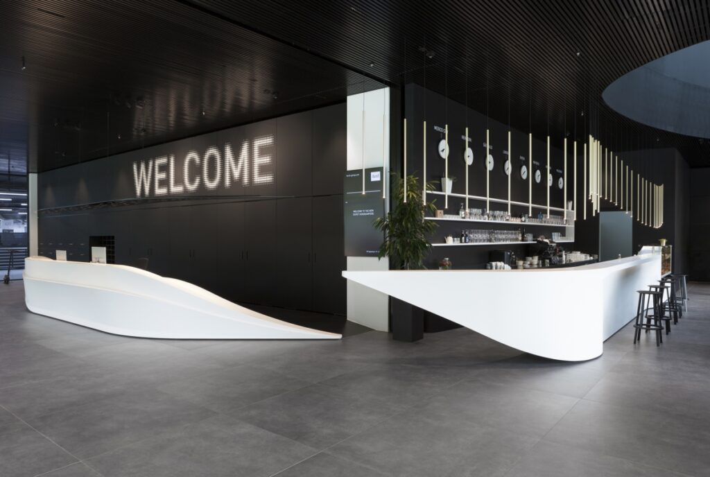 Eine pixelige weiße Welle der ikonische Hauptsitz der Durst Group AG. MPV-Design. ph Paolo Riolzi