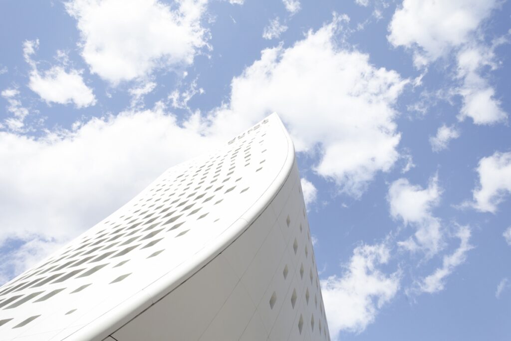 Gelombang putih berpiksel ibu pejabat ikonik Durst Group AG. Reka bentuk MPV. ph Paolo Riolzi
