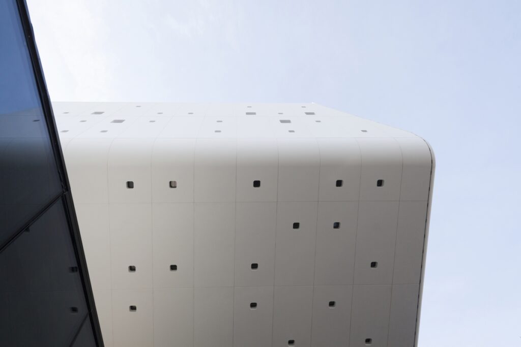 Ένα λευκό κύμα με pixel τα εμβληματικά κεντρικά γραφεία της Durst Group AG. Σχεδιασμός MPV. ph Paolo Riolzi
