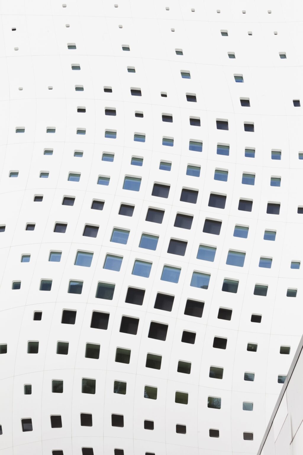 Unonda bianca pixelata la sede iconica della Durst Group AG. Design monovolume. ph Paolo Riolzi