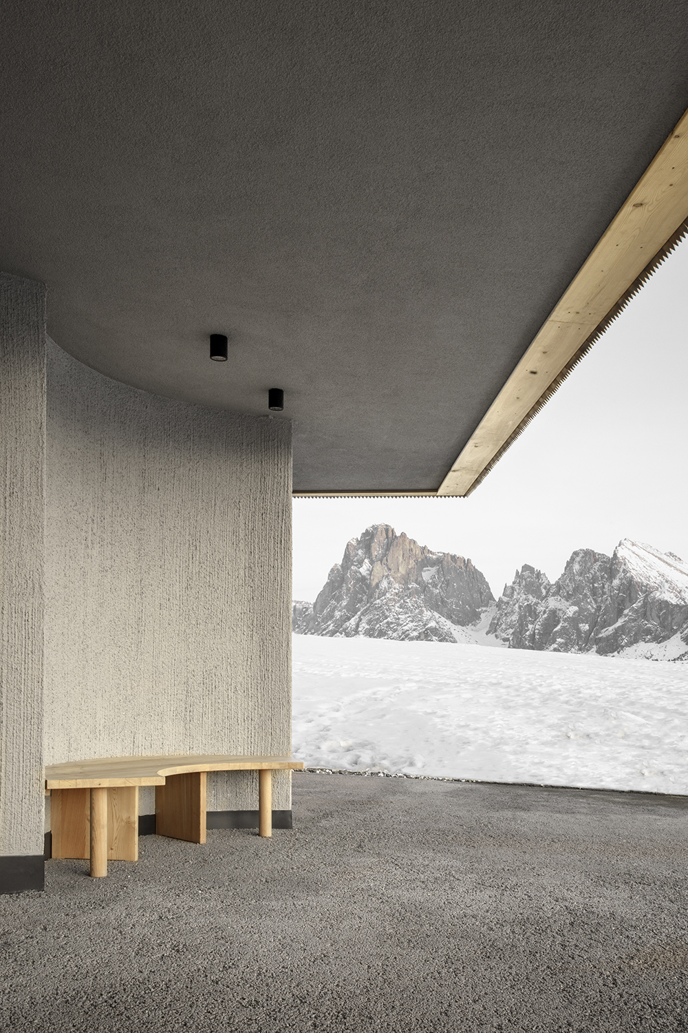Area esterna con sedute in cemento ©Gustav Willeit