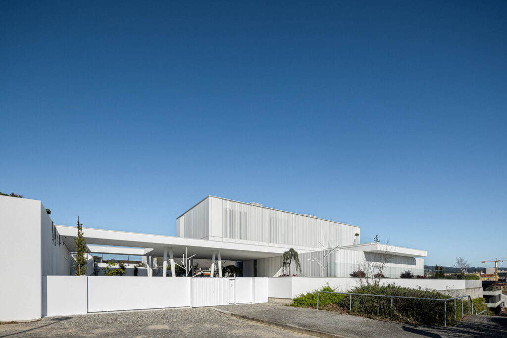 A silent block of striped white concrete: the house that integrates with  its surroundings through its serenity - Social Design Magazine