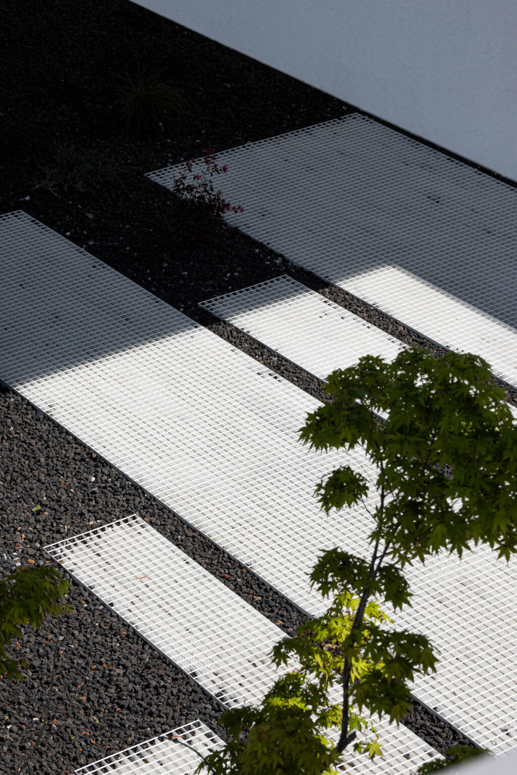Un silent block de hormigón rayado blanco es la casa que se integra con su entorno a través de su serenidad