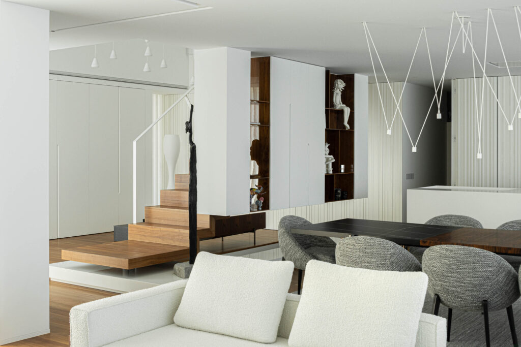 Un silent block de hormigón rayado blanco es la casa que se integra con su entorno a través de su serenidad