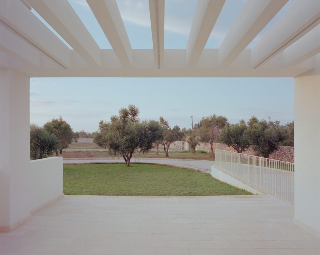 View of the exterior from the patio with detail of the pergola. ©Marcello Mariana
