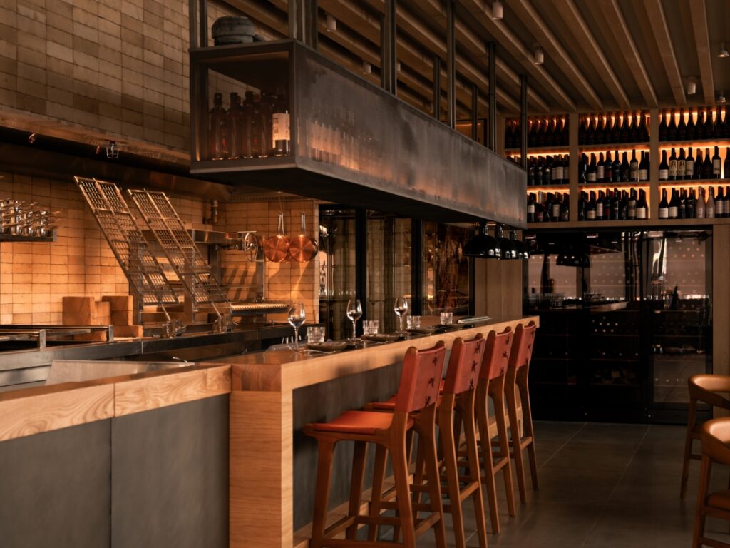 Um novo restaurante de grelhados a lenha Fireplace by Bedrock em Singapura. Pessoal de Design Quente