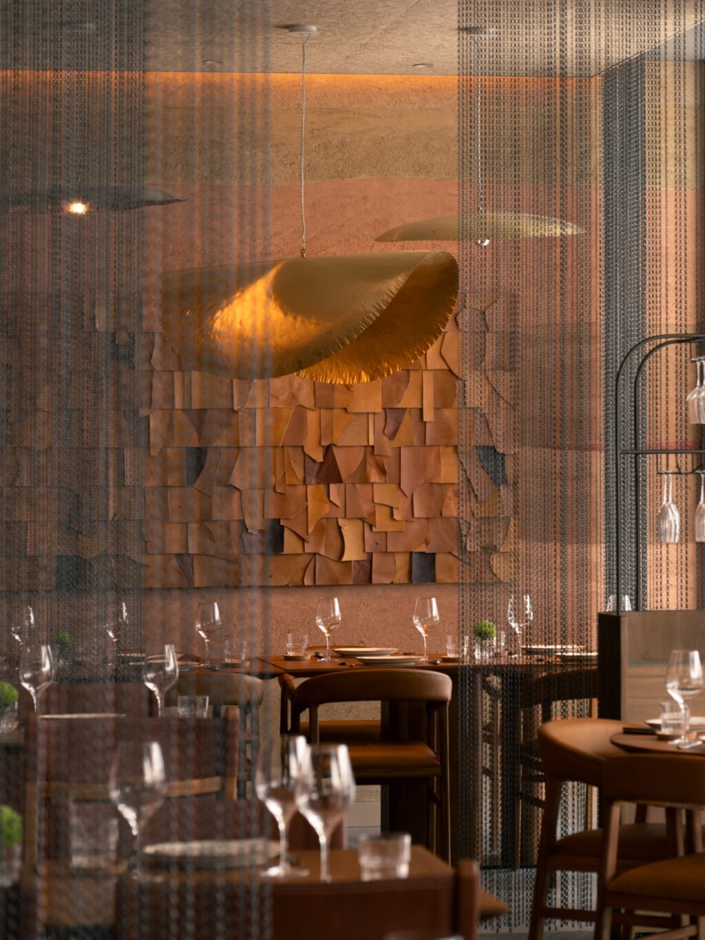 Ein neues holzbefeuertes Grillrestaurant Fireplace by Bedrock in Singapur. Heiße Design-Leute