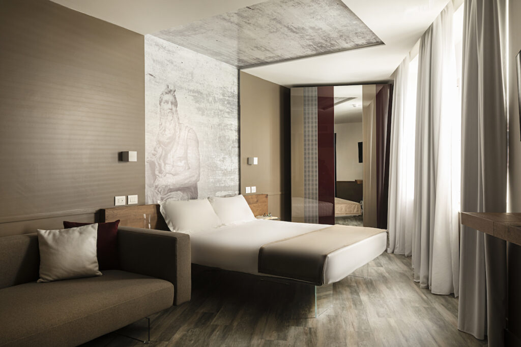LAGO presenta Hotel Regno: un eterno gioco tra tono classico e design moderno.