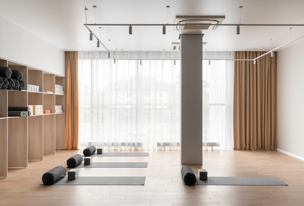 Uno Spazio di Serenità: design monocromatico e minimalista per uno studio di Yoga e Pilates