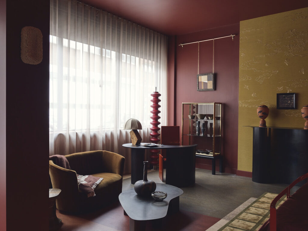 Tubes scelta per il nuovo concept di The House “The Bedroom and Study”, un rifugio per vivere e meditare dove i radiatori si fondono con le opere d’arte